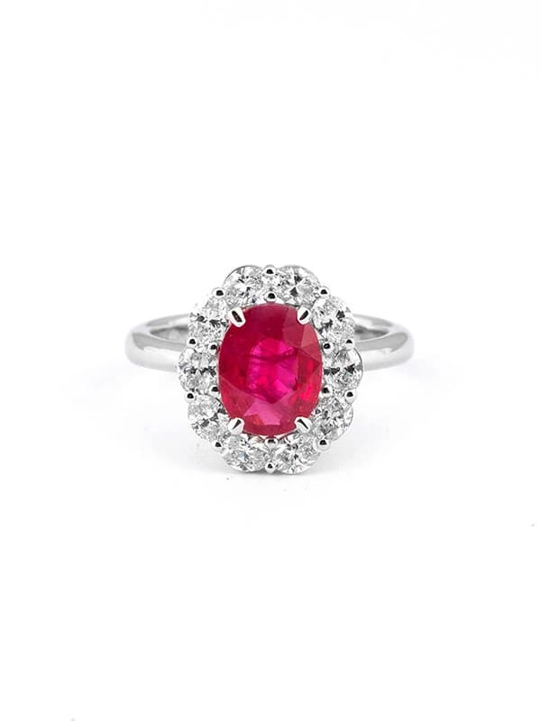 ANELLO IN ORO BIANCO 18KT CON RUBINO TAGLIO OVALE E DIAMANTI