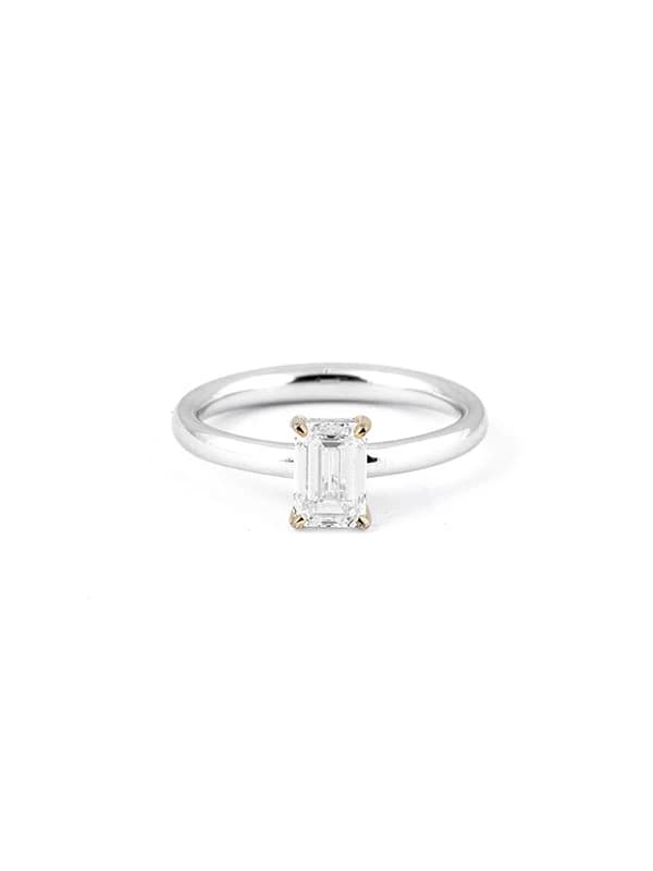ANELLO IN ORO BIANCO 18KT CON DIAMANTE TAGLIO SMERALDO E DIAMANTI