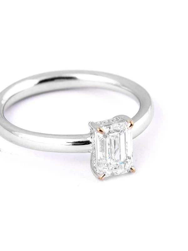 ANELLO IN ORO BIANCO 18KT CON DIAMANTE TAGLIO SMERALDO E DIAMANTI