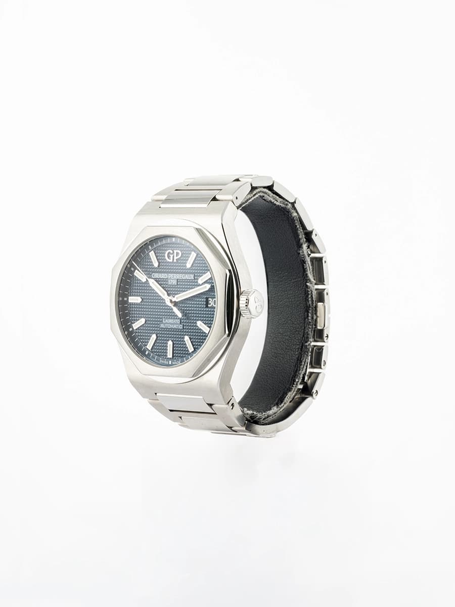 GIRARD-PERREGAUX LAUREATO 42MM IN ACCIAIO REF. 81010-11-431-11A