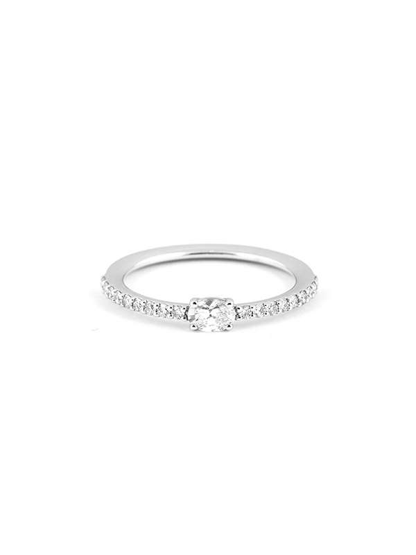 ANELLO IN ORO BIANCO 18KT CON DIAMANTE OVALE E DIAMANTI