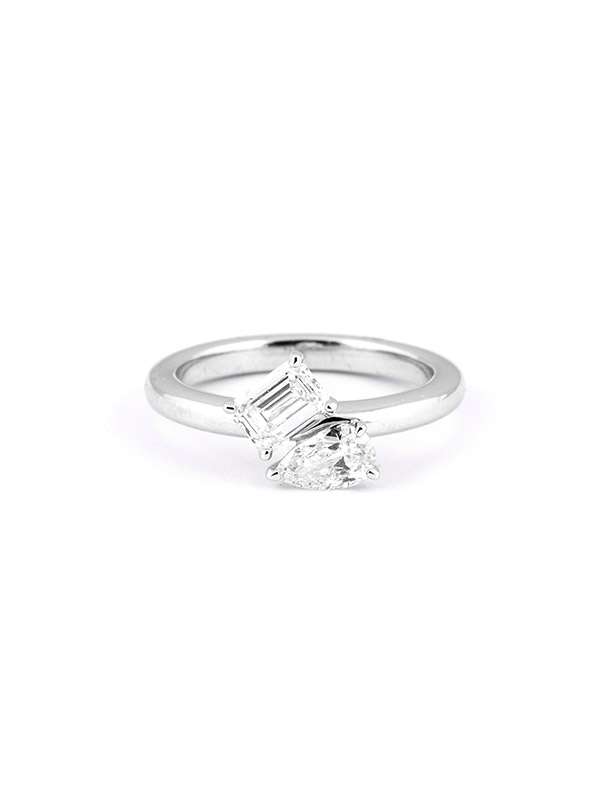 ANELLO IN ORO BIANCO 18KT CON DIAMANTI TAGLIO GOCCIA E TAGLIO SMERALDO
