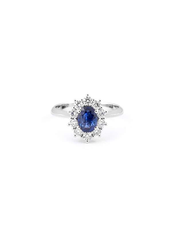 ANELLO IN ORO BIANCO 18KT CON ZAFFIRO OVALE E DIAMANTI