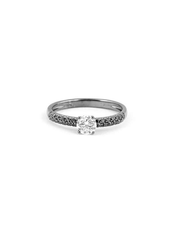 ANELLO IN ORO BIANCO BRUNITO 18KT CON DIAMANTE CENTRALE E DIAMANTI NERI