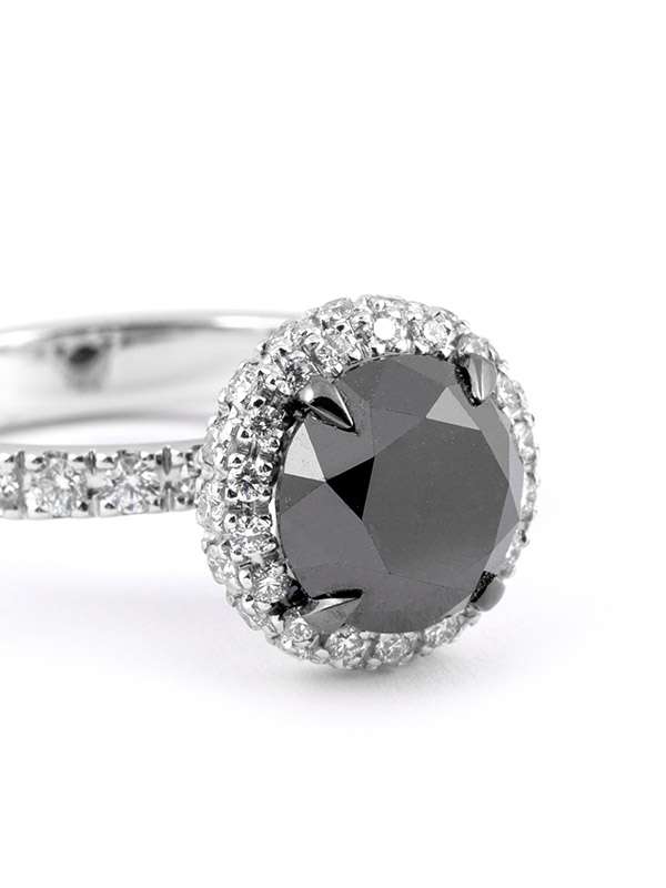 ANELLO IN ORO BIANCO 18KT CON DIAMANTE NERO SOLITARIO E DIAMANTI