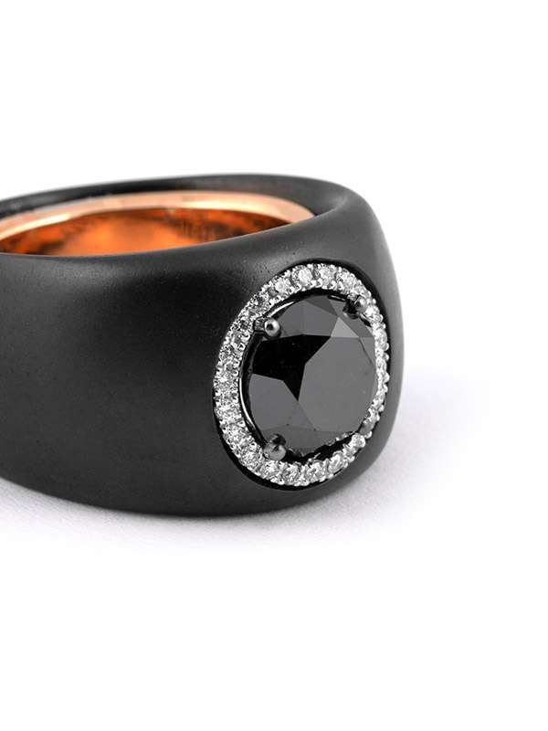 ANELLO FASCIA IN ORO ROSA 18KT E TITANIO CON DIAMANTI BIANCHI E DIAMANTE NERO