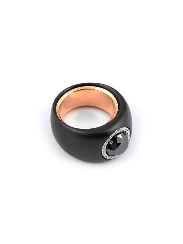 ANELLO FASCIA IN ORO ROSA 18KT E TITANIO CON DIAMANTI BIANCHI E DIAMANTE NERO