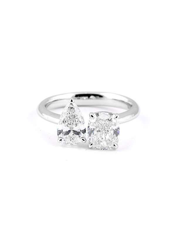 ANELLO CONTRARIE' IN ORO BIANCO 18KT CON DIAMANTE TAGLIO CUSHION E DIAMANTE TAGLIO GOCCIA