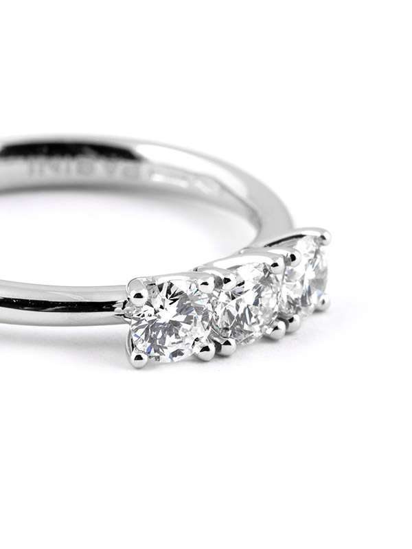 ANELLO TRILOGY IN ORO BIANCO 18KT CON DIAMANTI