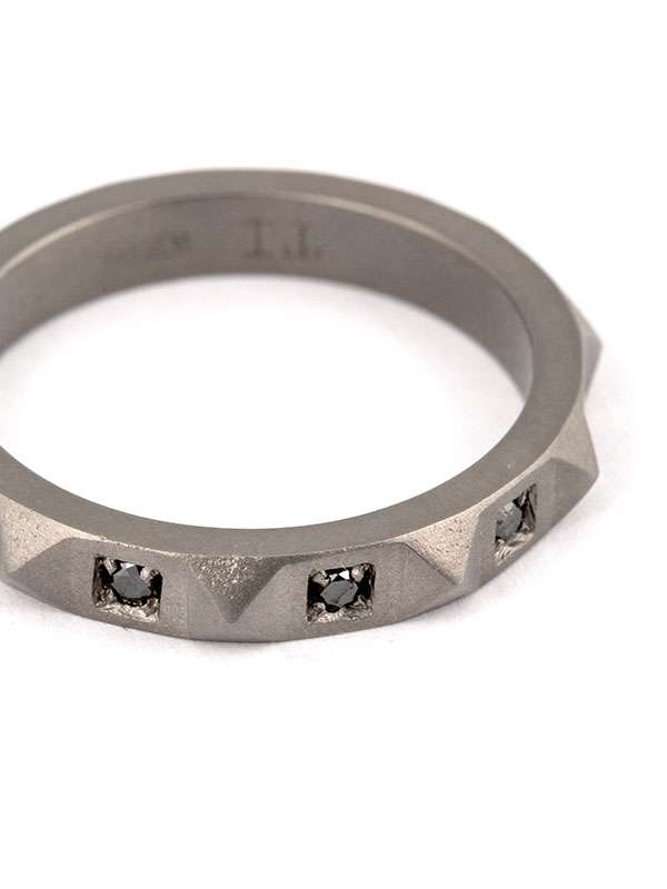 ANELLO BORCHIE IN TITANIO CON DIAMANTI NERI